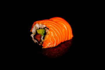 California rolls arc en ciel poulet avocat - Photo de sushis, makis, california, chirashis, sashimis, temakis, yakitoris et plateaux sur fond noir