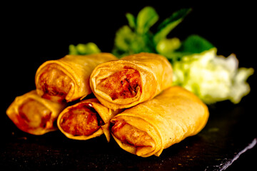 Nems aux crevettes  - Photo de sushis, makis, california, chirashis, sashimis, temakis, yakitoris et plateaux sur fond noir