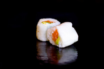 California rolls thon cru - Photo de sushis, makis, california, chirashis, sashimis, temakis, yakitoris et plateaux sur fond noir