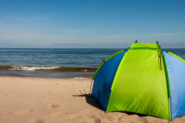 Namiot plażowy nad Bałtykiem  - obrazy, fototapety, plakaty