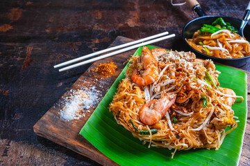 padthai noodles with shrimps and vegetables