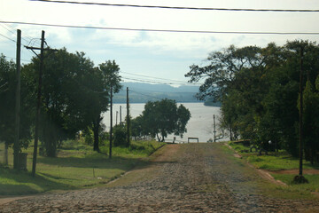 Obraz premium Yendo al río