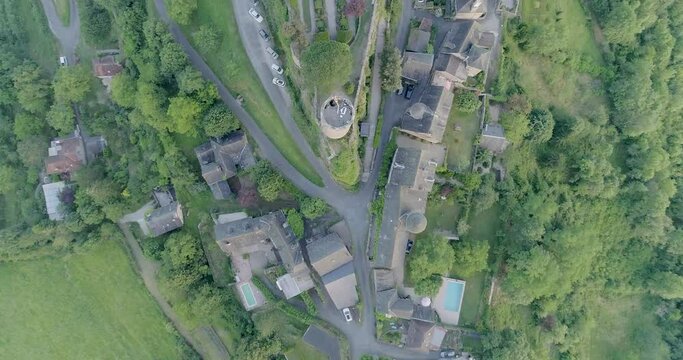 drone au dessus de Turenne en Corr&egrave;ze, cit&eacute; m&eacute;di&eacute;val avec ch&acirc;teau entour&eacute; par un petit village en France pendant le couch&eacute; du soleil avec des jardins en hauteur 