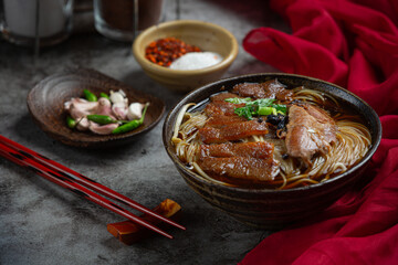 Noodles in Chinese pork stewed pork stew Beautiful side dishes, Thai food.