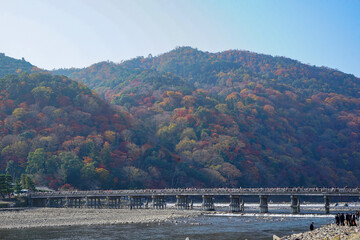 京都嵐山・秋の渡月橋と桂川
