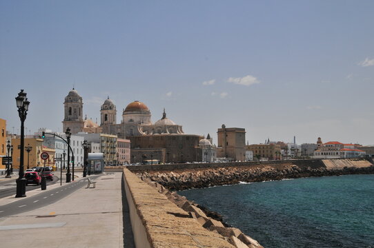 C&aacute;diz Cathedral in the midday summersun, Malec&oacute;n Havana-style coastal promenade, Andalusia, Spain