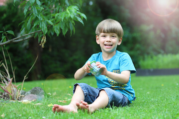 Ein vierj&auml;hriger Junge untersucht ein Tier in der Becherlupe am 28.06.2020.