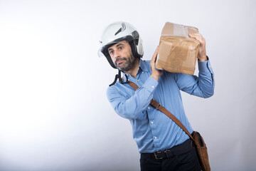 Corriere express con camicia blu, borsa a tracolla e casco da moto  si appresta a consegnare un...