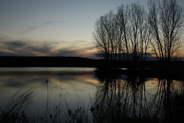 Por do sol sobre o lago