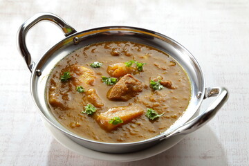 白テーブルのチキンカレー