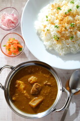 白テーブルのチキンカレー　俯瞰　ハイアングル