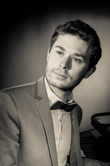portrait d'homme en noir et blanc