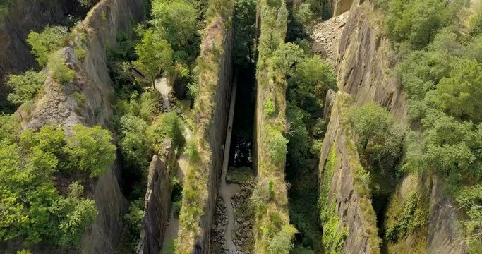 SURVOLE DRONE DES PANS DE TRAVASSAC A DONZENAC EN CORR&Egrave;ZE AVEC UN BEAU TEMPS L'ETE, site naturelle prot&eacute;g&eacute; ardoisiers.