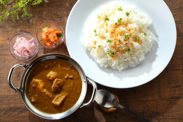 木のテーブルのチキンカレー　ハイアングル