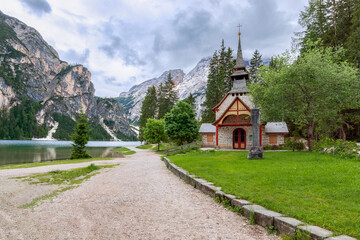Fototapeta na wymiar Evening view of the famous Lake Braies and the little chapel (Kapelle Pragser Wildsee)