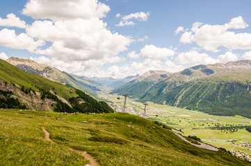 Samedan, Dorf, Corviglia, Celerina, Bergbahn, Oberengadin, Inn, Fluss, Inntal, Wanderweg, Graubünden, Alpen, Sommer, Schweiz