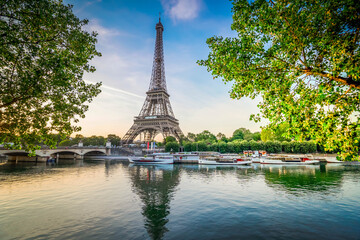 Obraz na płótnie Canvas eiffel tour over Seine river