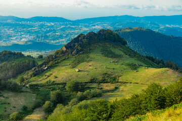 Paisajes de montes del Pais Vasco en la zona de Urnieta y Andoain, Adarra