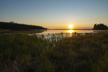 Fototapeta na wymiar Sunrise on the waters of the lake
