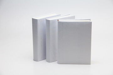 Naklejka premium Stand blank white books on white background