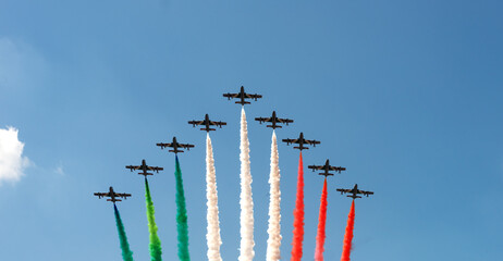 Frecce tricolore acrobatiche della aeronautica italiana  - obrazy, fototapety, plakaty