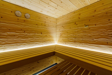 Moderne Sauna in geschroppter Zirbe mit Alttholz-Vorraum, Glasfront und kubischem Saunaofen