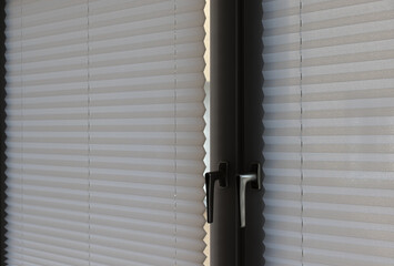 Plissee Jalousie Rollo an Fenster / Lichtschutz Sichtschutz