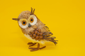 Coruja miniatura enfeite para casa escritório símbolo de sabedoria expertise olhos grandes owl penas passaro ave decorativa