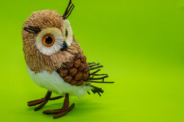 Coruja miniatura enfeite para casa escritório símbolo de sabedoria expertise olhos grandes owl penas passaro ave decorativa