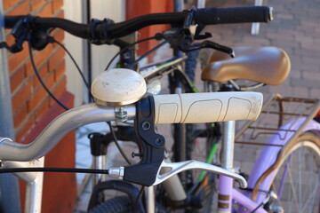 Fototapeta na wymiar Manillar con timbre de bicicleta en la calle sin gente