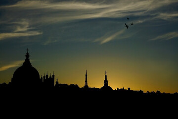Coucher du soleil à Lyon, avec les silhouettes de Fourvière et l'Hôtel Dieu