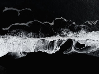Panele Szklane  Widok z lotu ptaka Drone Reynisfjara Black Sand Beach i fale oceanu w południowej Islandii, w pobliżu miejscowości Vik o zachodzie słońca. Abstrakcyjne tło natury