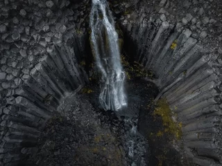 Fotobehang Luchthommelmening van Studlafoss-waterval met basaltkolommen in Oost-IJsland. IJslands natuurlandschap van bovenaf © Ivan Kurmyshov