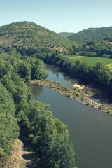 paysage du lot en france, rivière ,boisé
