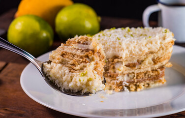 Sobremesa brasileira pavê de limão com coco.