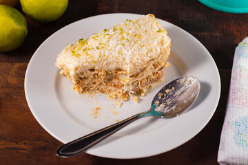 Sobremesa brasileira pavê de limão com coco.