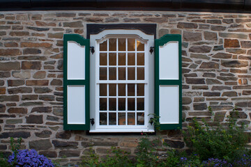 Fenster mit Fensterladen in Bruchsteinwand