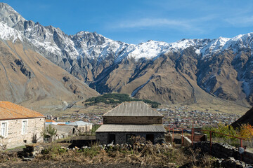 Blick auf Haus und Stepanzminda (Kazbegi), Großer Kaukasus, Kazbegi-Nationalpark, Georgien