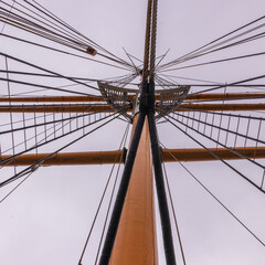 Ship mast