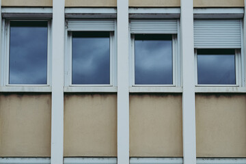 Façade d'un bâtiment au design moderne avec fenêtres vitrées