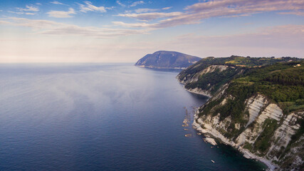 La cosa del Conero vista dal mare dall'alto