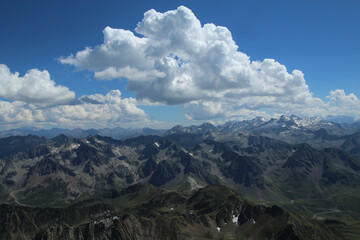 Fototapeta premium les montagnes dans les Pyrénées en France