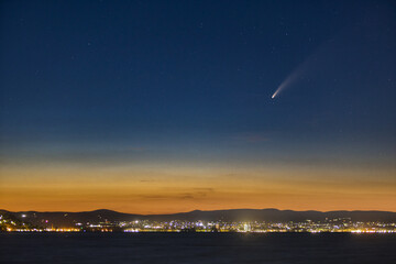 das komet Neowise in der nacht über plattensee, in ungarn © tamaslaza3