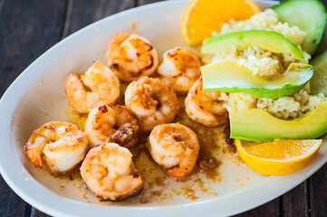 Garnelen mit Avocado und Reis