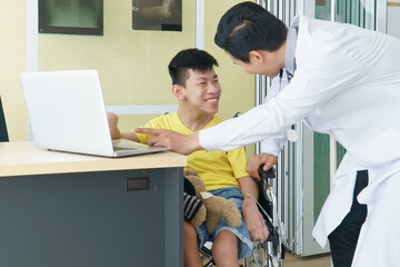 People with disabilities are consulting a doctor.