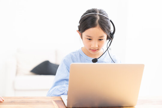 パソコンで勉強する女の子　通信学習