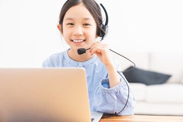 パソコンで勉強する女の子　通信学習