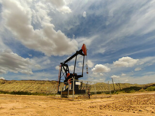 Naklejka premium Working oil pumps silhouette in row