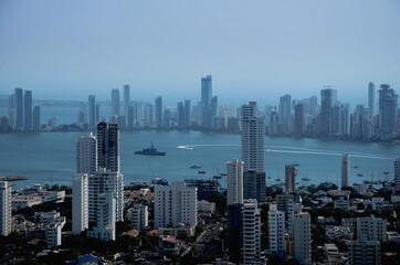 Paisaje de la bahía de Cartagena con edificios y buques en el mar. Panorámica de ciudad costera con edificios y barcos en el mar. Paisaje ciudad costera colombiana. Viaje de negocios.