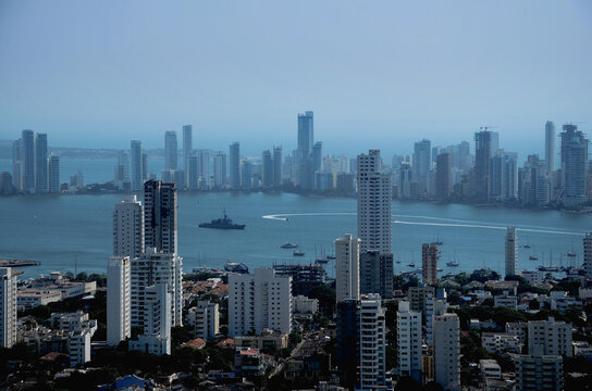 Paisaje de la bah&iacute;a de Cartagena con edificios y buques en el mar. Panor&aacute;mica de ciudad costera con edificios y barcos en el mar. Paisaje ciudad costera colombiana. Viaje de negocios.